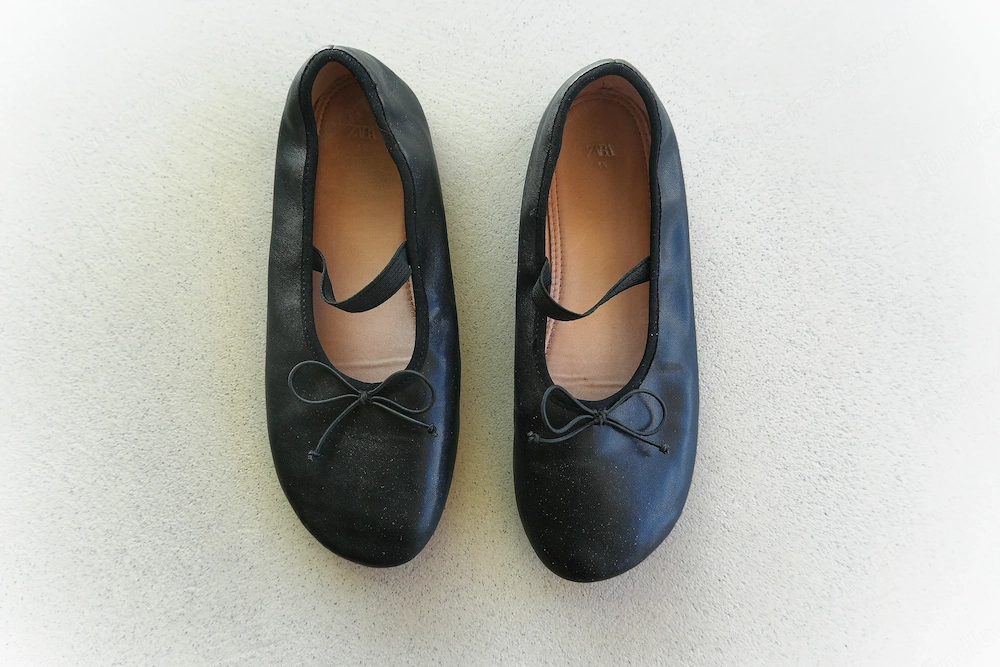 Zara Leder-Ballerinas mit elastischem Riemen, Schwarz   Gr. 33