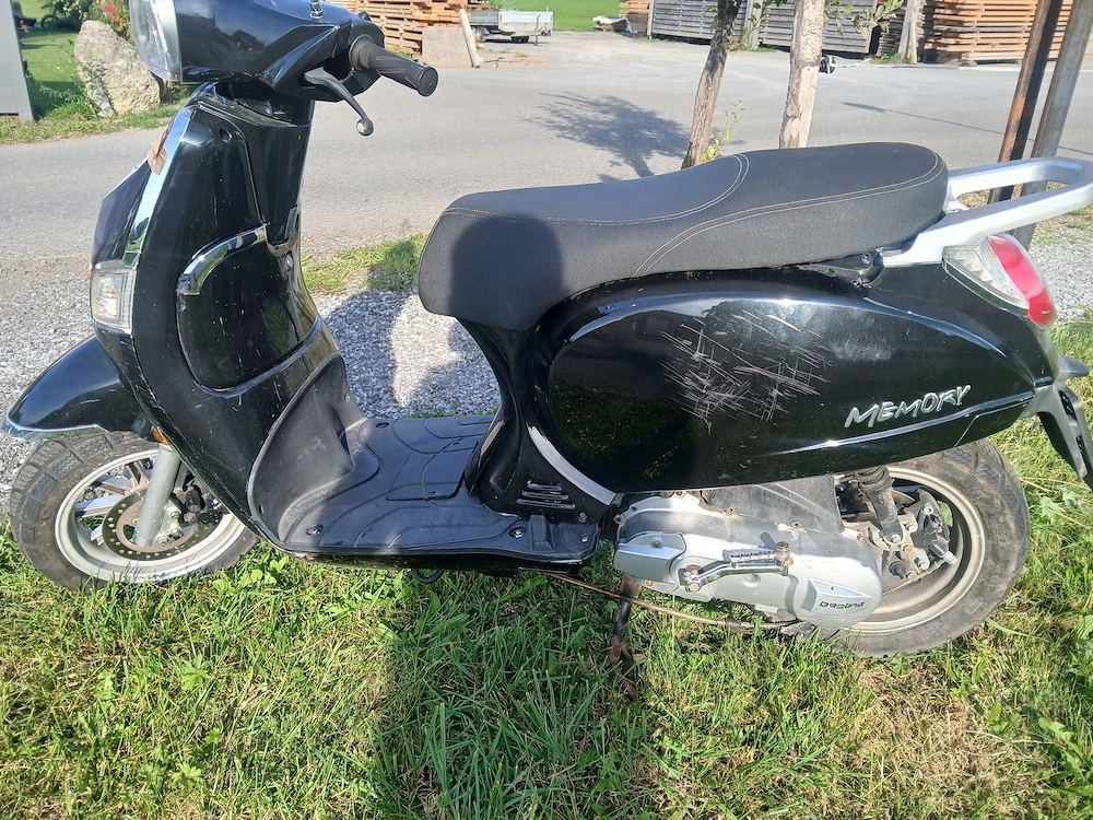Verschenke Roller mit Motorschaden