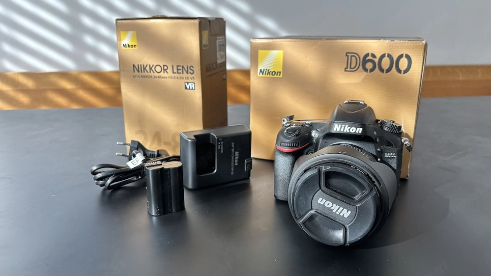 Nikon D600 Vollformat-Set mit Nikon 24 85 mm VR + Zusatzakku + Buch