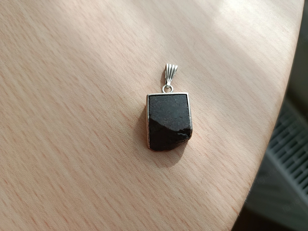 Stein Meteorit NWA 869 in Silber gefasst