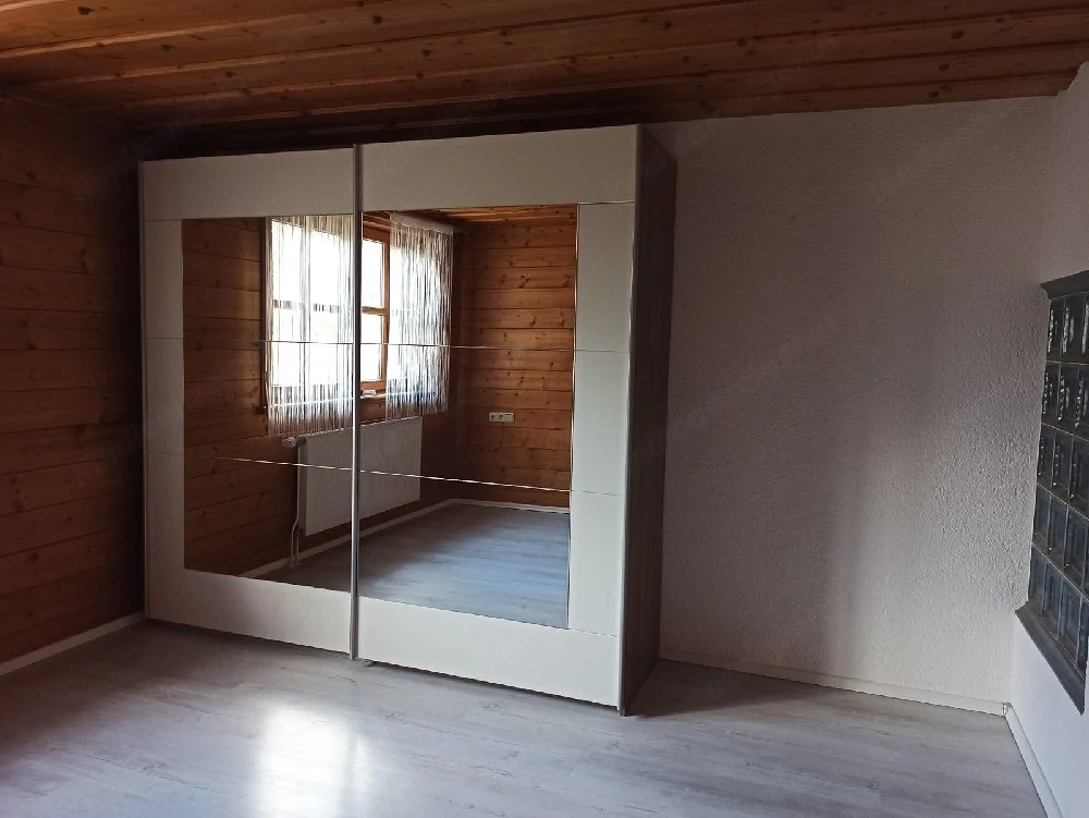 Schwebetürenschrank mit Spiegel 