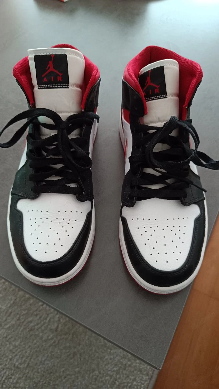 Air Jordan 1 Mid "Chicago"