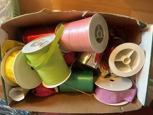 Geschenkpapier u Geschenkband Konvolut 