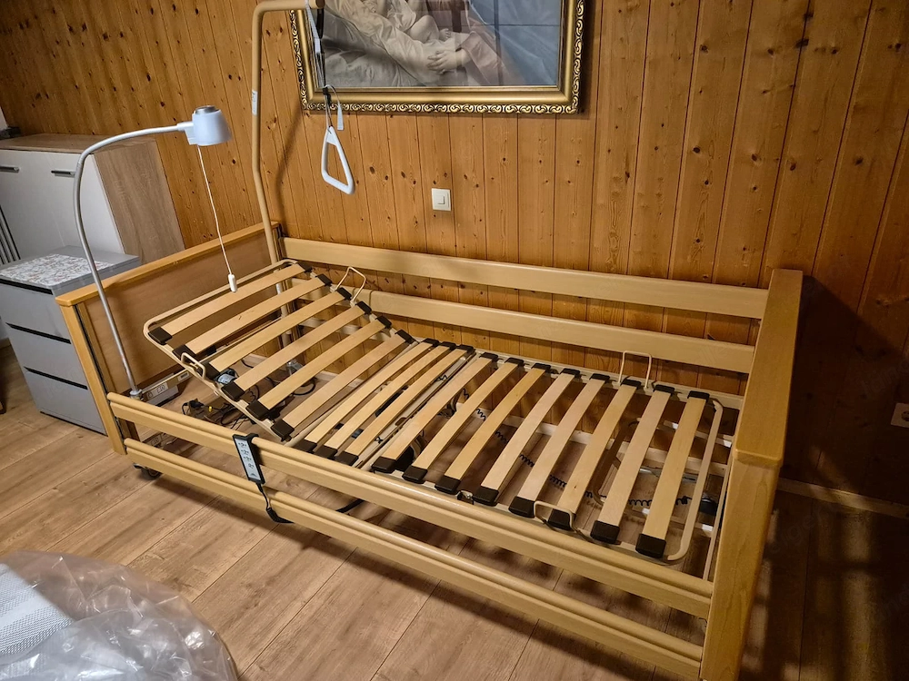 Kranken- Pflegebett in Holzoptik inkl. neuwertiger Matratze