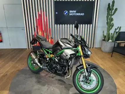Kawasaki Z900 SE mit viel Zubehör