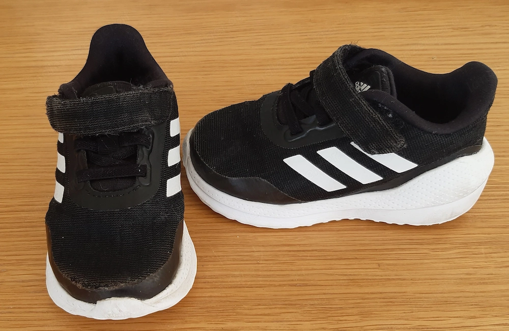 Leichter Turnschuh der Marke Adidas