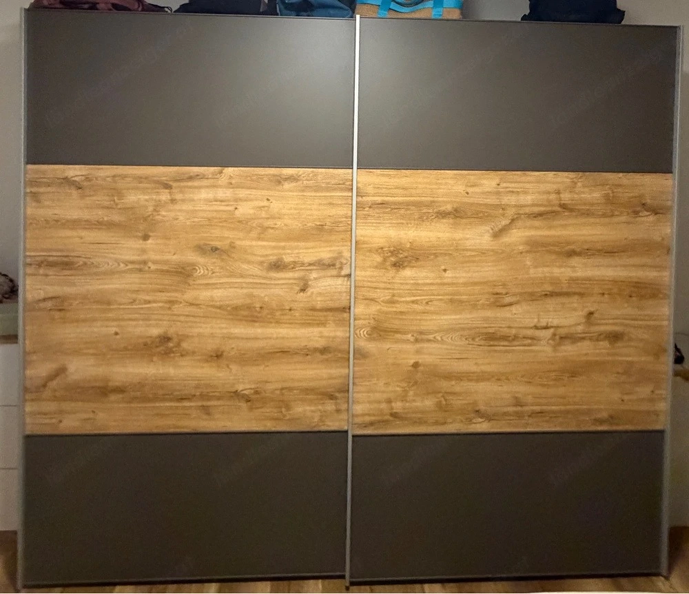 Kleiderschrank mit Schwebetüren