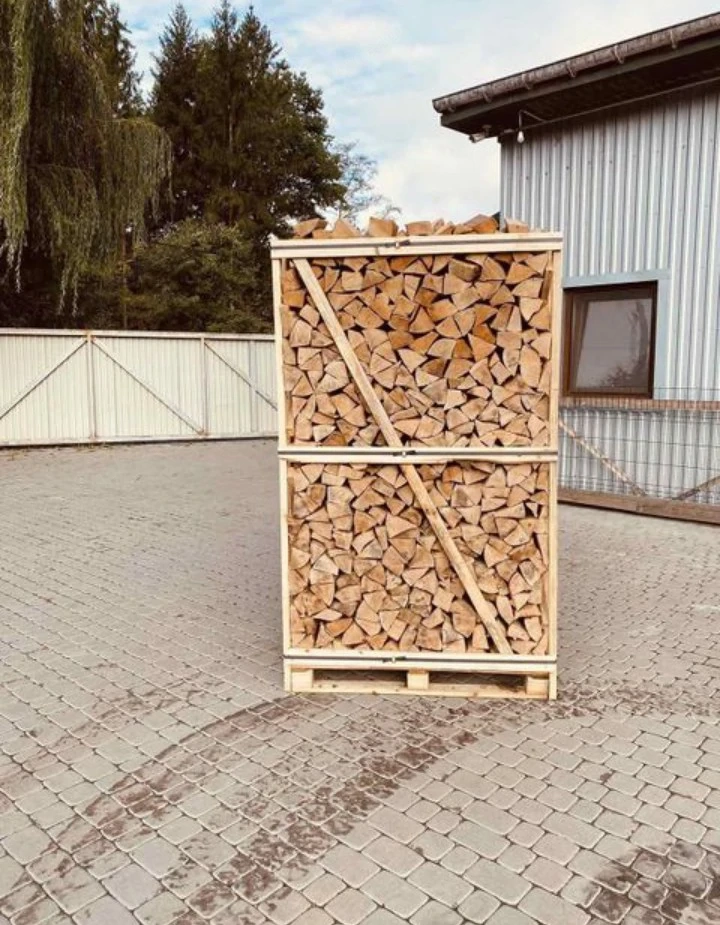 Reines, trockenes Buchenholz.