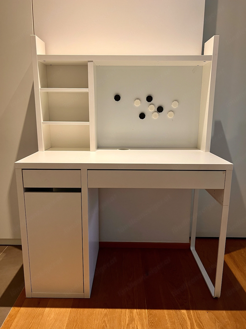 IKEA MICKE Schreibtisch mit Aufsatz & Magnettafel