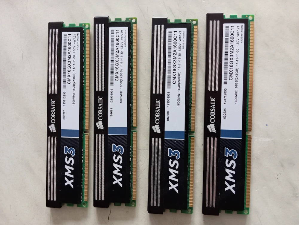 4x Corsair CMX16GX3M2A1600C11 | 8 GB (2x8GB) DDR3 RAM | 1600 MHz | 12800U | XMS3 