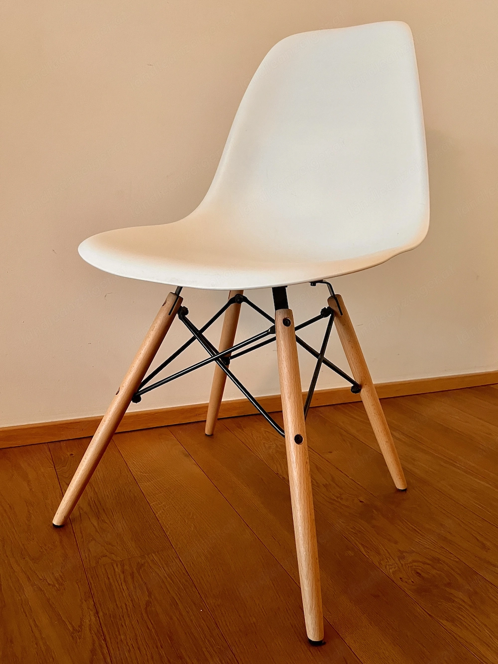 Designstuhl weiß mit Holzbeinen