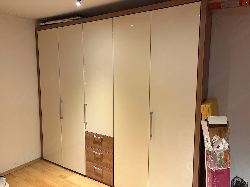 Kleiderschrank