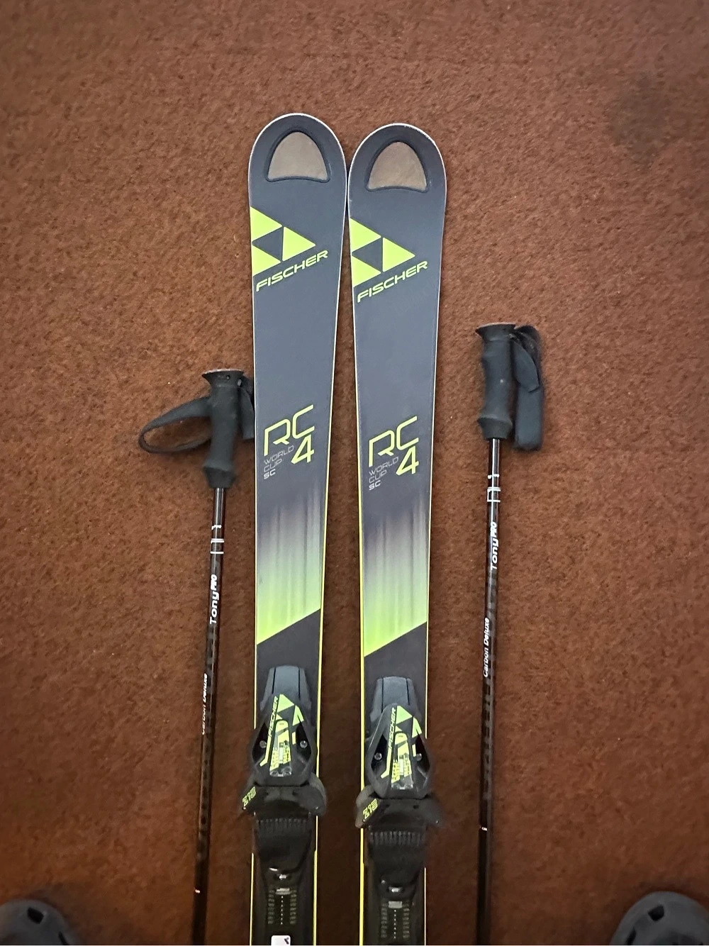 Schi Fischer RC4 WorldCup SC und Stöcke TonyProCarbon