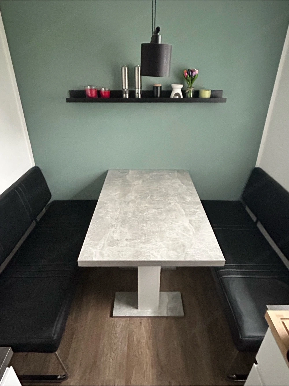 Tisch mit Sitzbänken
