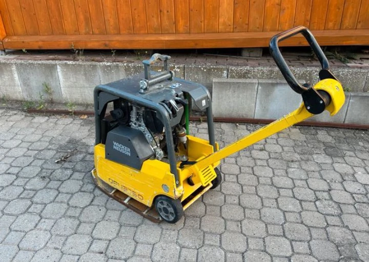  Rüttelplatte des Premium-Herstellers Wacker Neuson.  