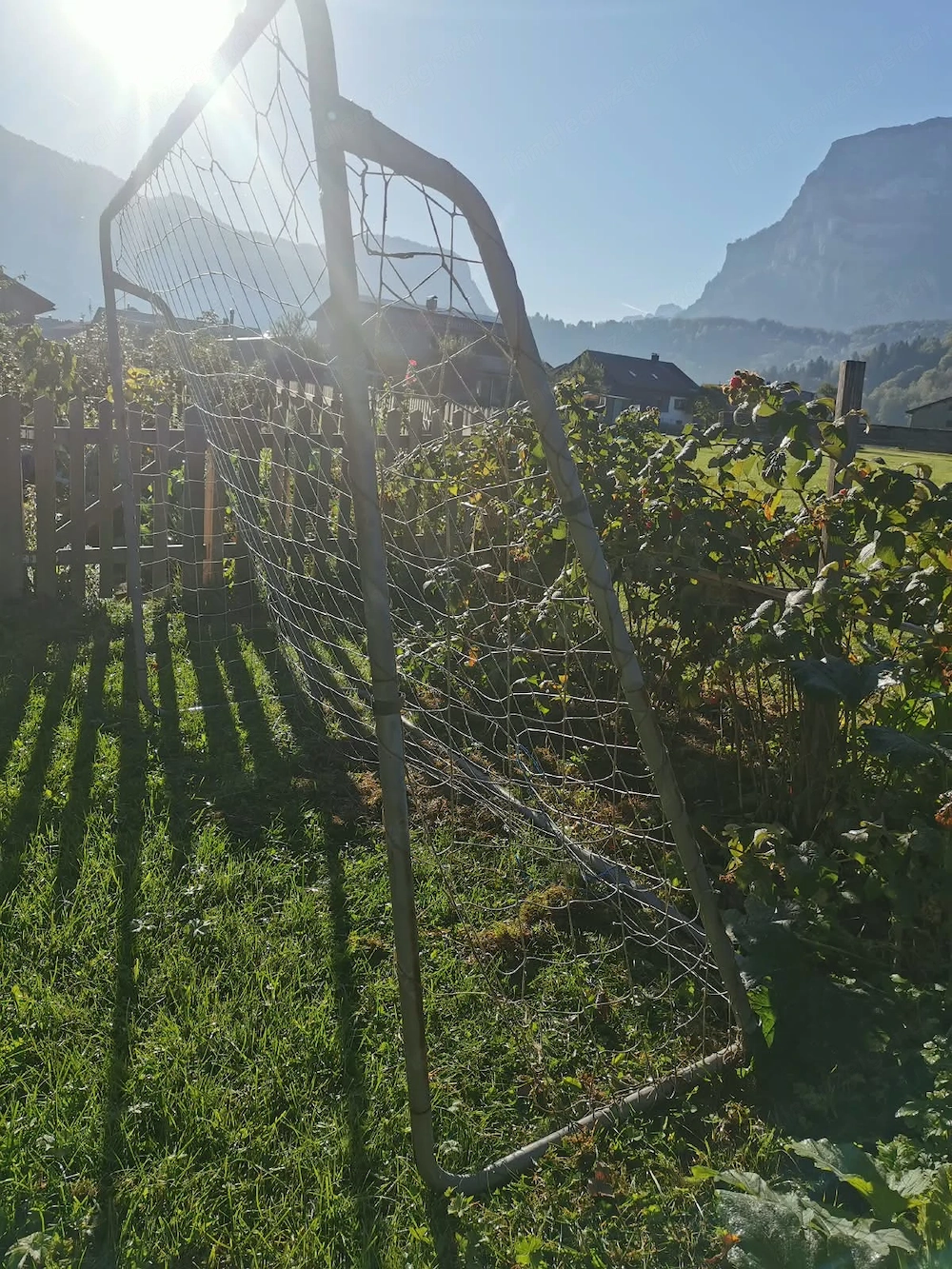 großes Fußballtor sehr stabil; hält Wind und Wetter stand