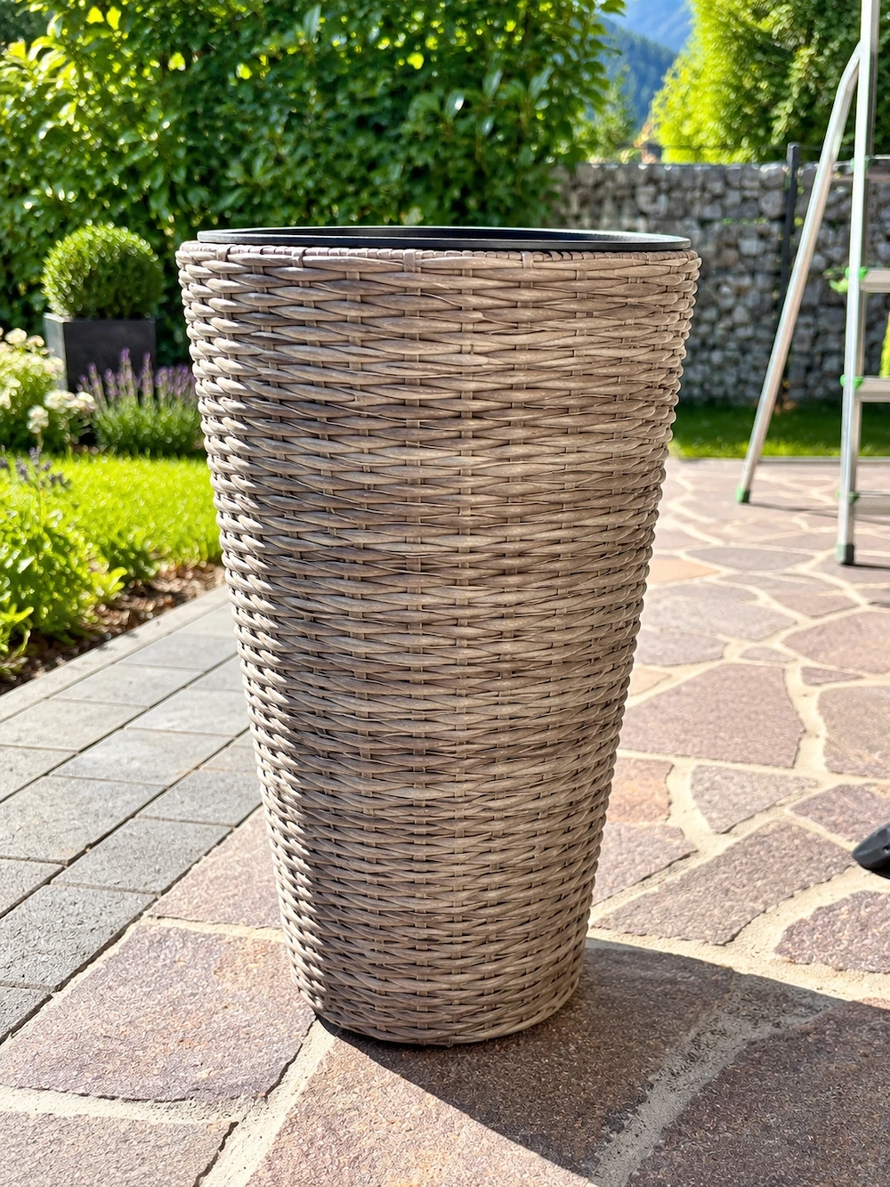 Großer Pflanzkübel in Rattanoptik   50 cm hoch