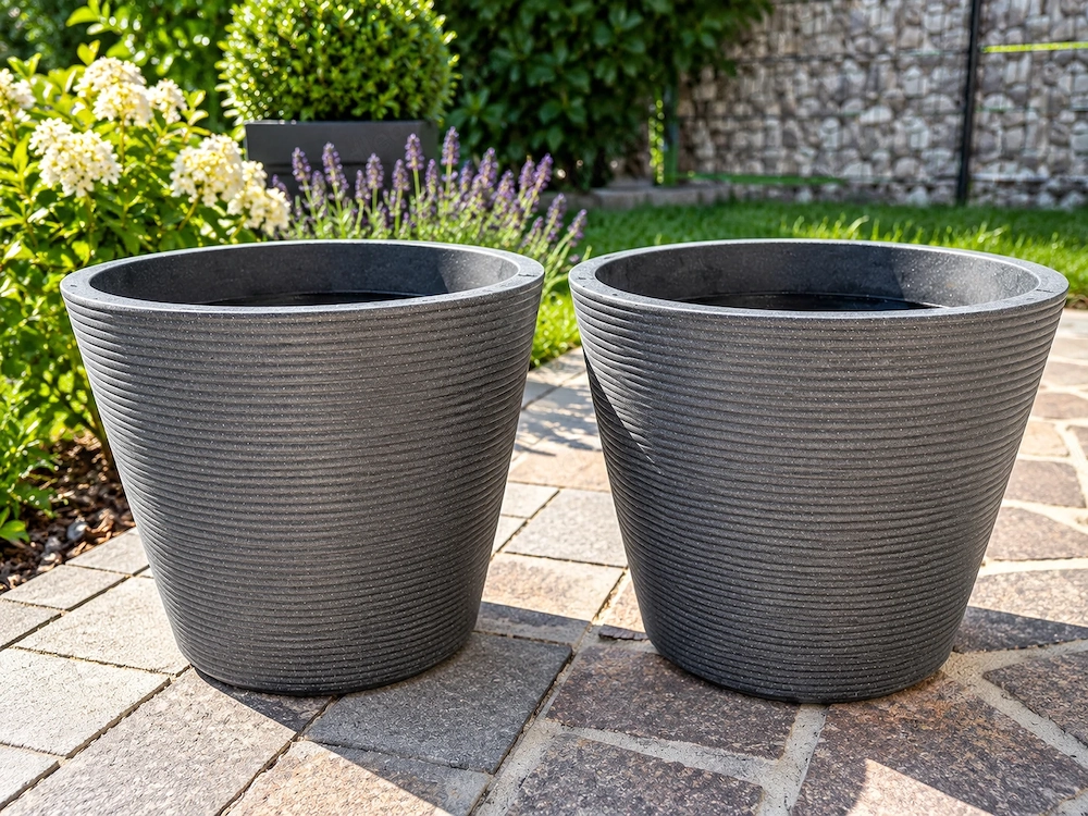 2 große Pflanzkübel in Anthrazit   geriffelte Optik
