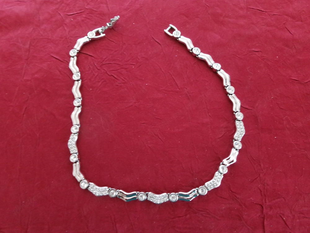 Swarovski - Halsband mit vielen weißen Steinen