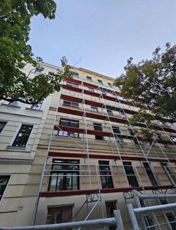 NEUES GEBRAUCHTES GERÜST - Arbeitslänge 15 m, Arbeitshöhe 12,2 m, Arbeitsbereich 207 m .