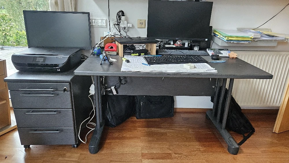 Schreibtisch mit Trolley und Schrank 