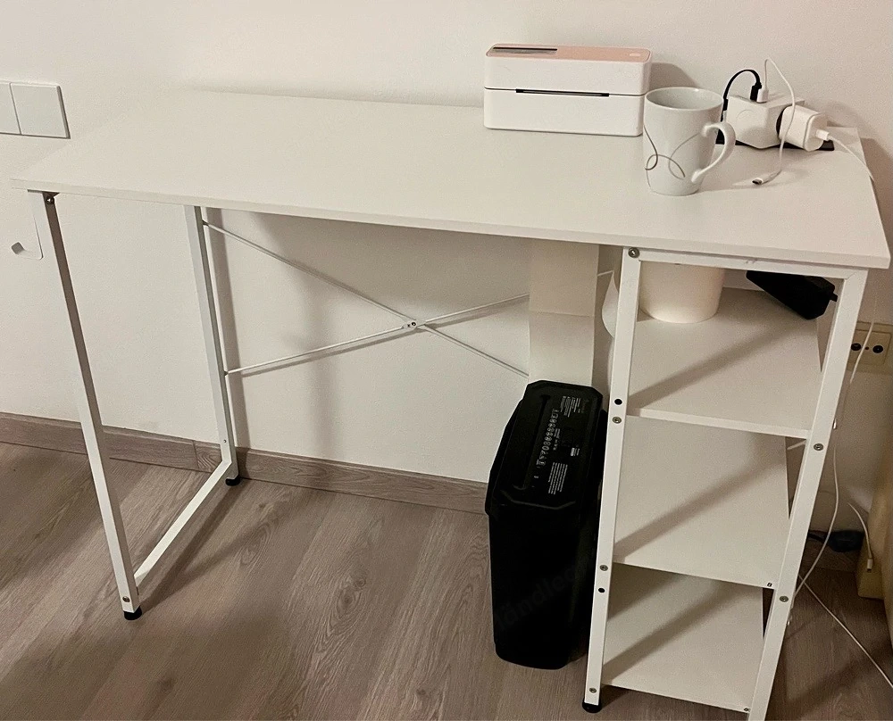 Schreibtisch mit Steckdose