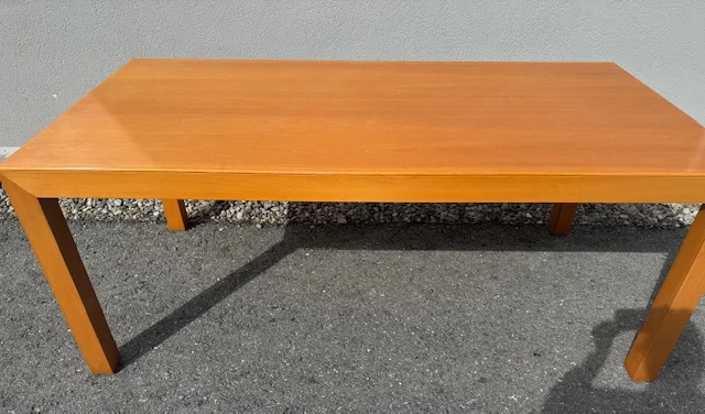 Esstisch aus Birnenholz