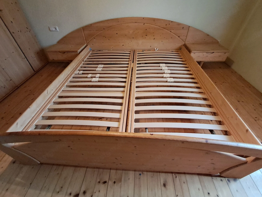 Massivholz-Doppelbett (Vollholz) inkl. 2 verstellbaren Lattenrosten & Nachttischen