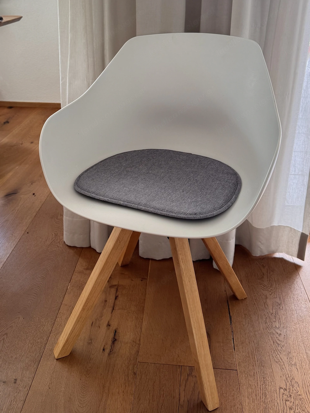 2 weiße Stühle mit Eiche-Beinen
