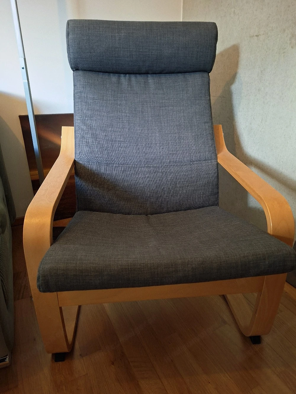 Bequemer Sessel im skandinavischen Stil mit grauer Polsterung
