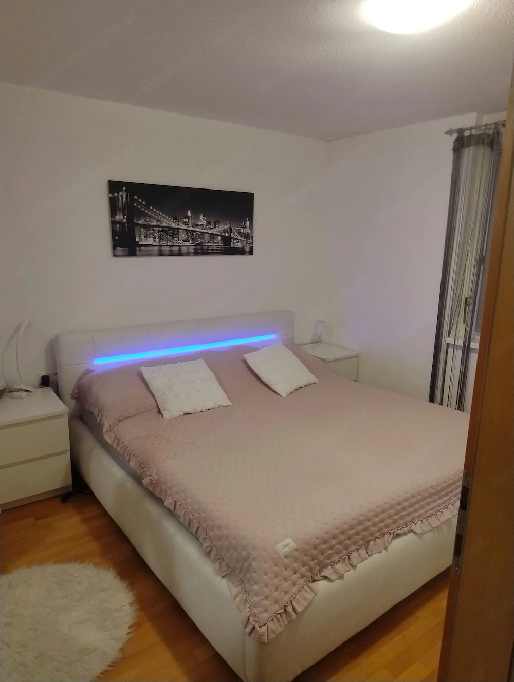Elektrisches, lederbezogenes Doppelbett mit orthopädischer Funktion.
