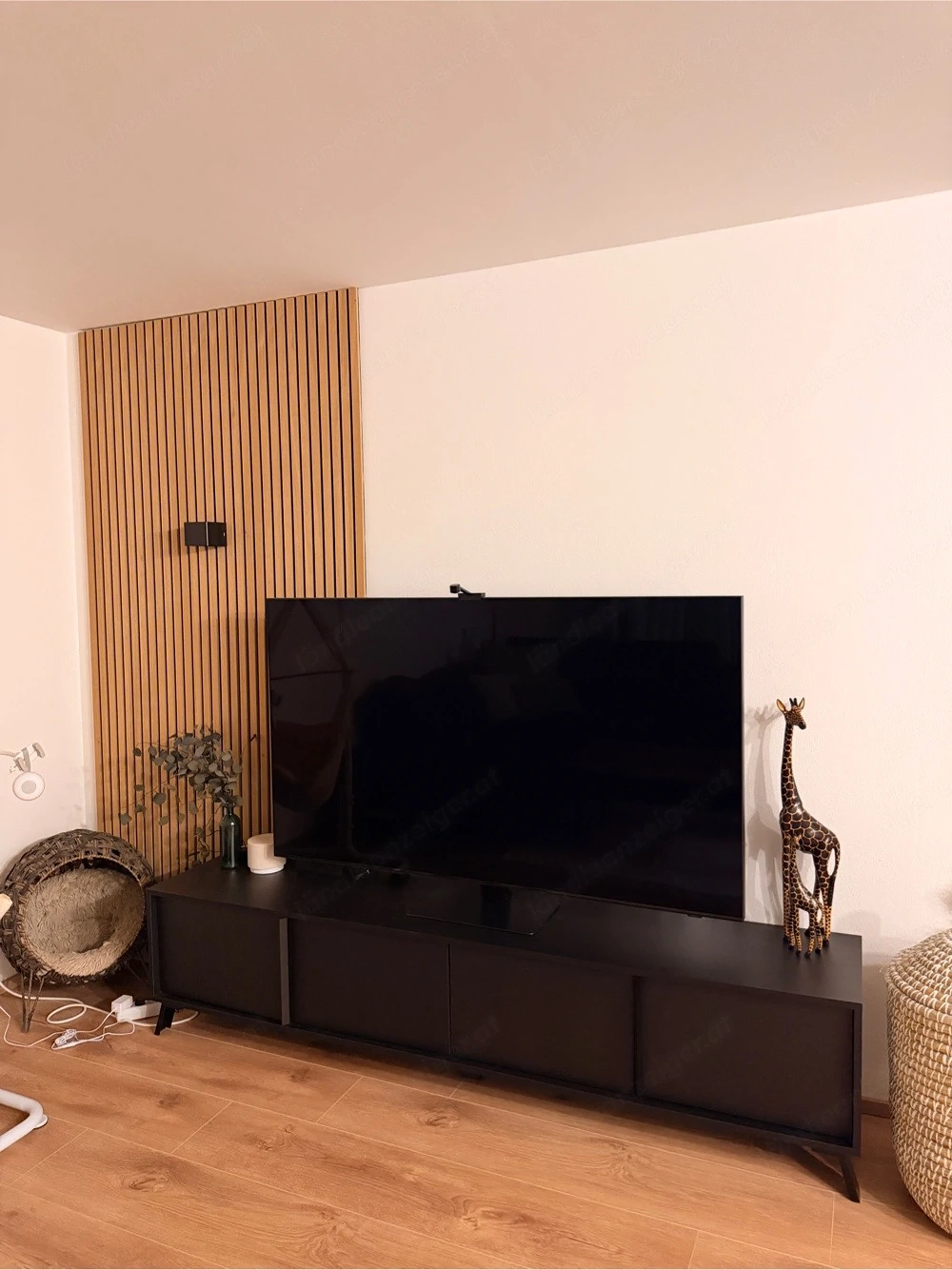 Schwarzes Tv-Lowboard in Holzoptik