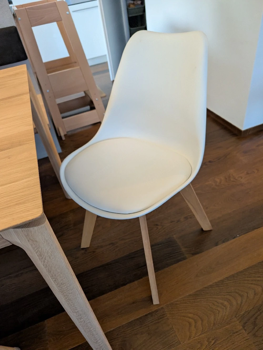 3 Esszimmerstühle, weiß mit Holzbeinen (Skandi-Stil)