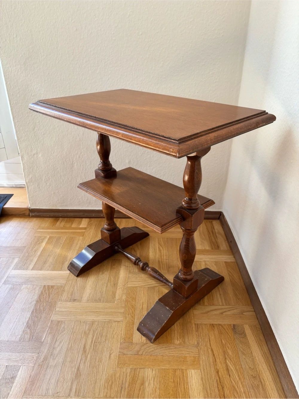 Vintage Beistelltisch aus Holz mit Ablagefach