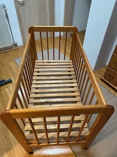 Gitterbett mit Rollen