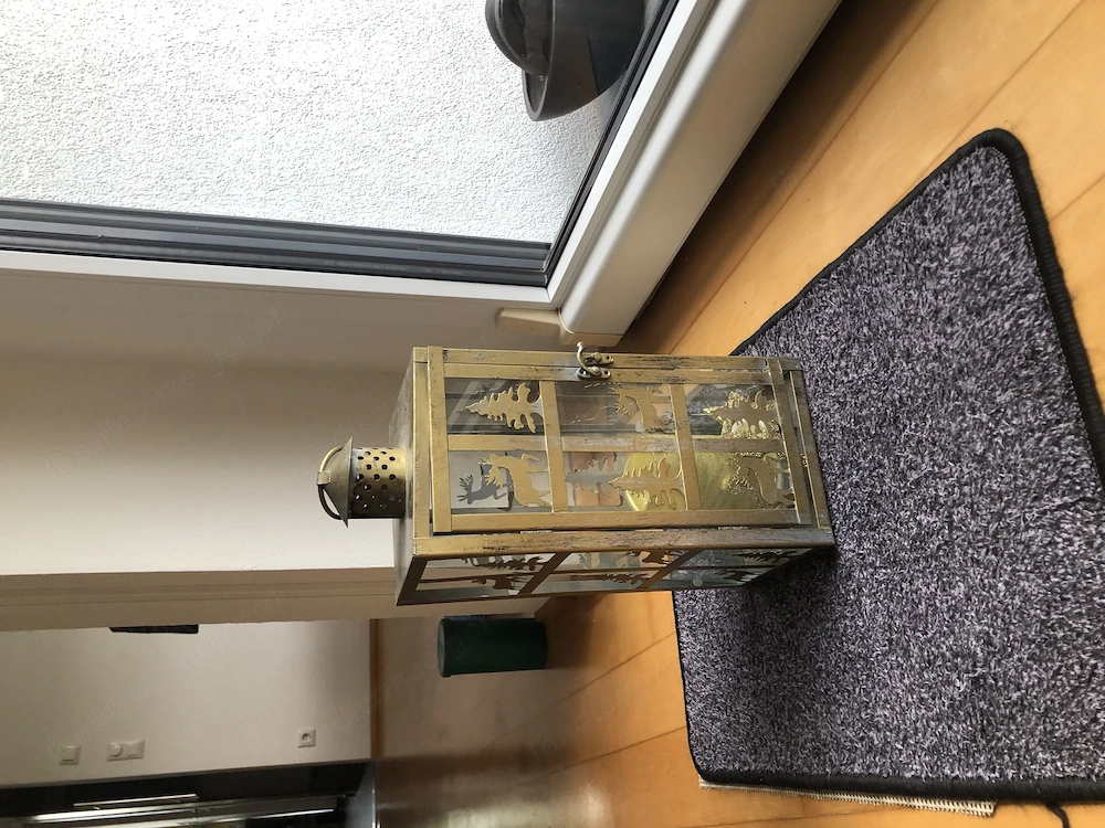 Verkaufe eine schöne goldfarbene Laterne mit Kerze.
