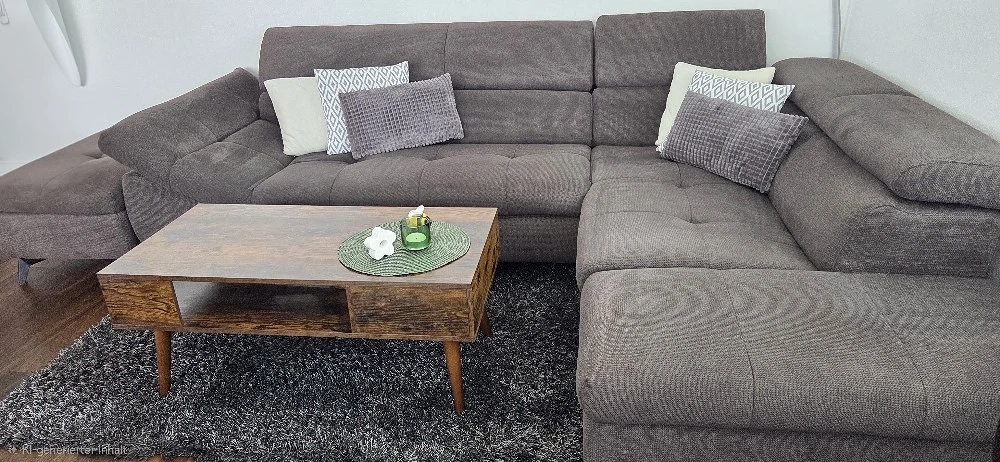 Wohnzimmercouch mit Tisch und Teppich