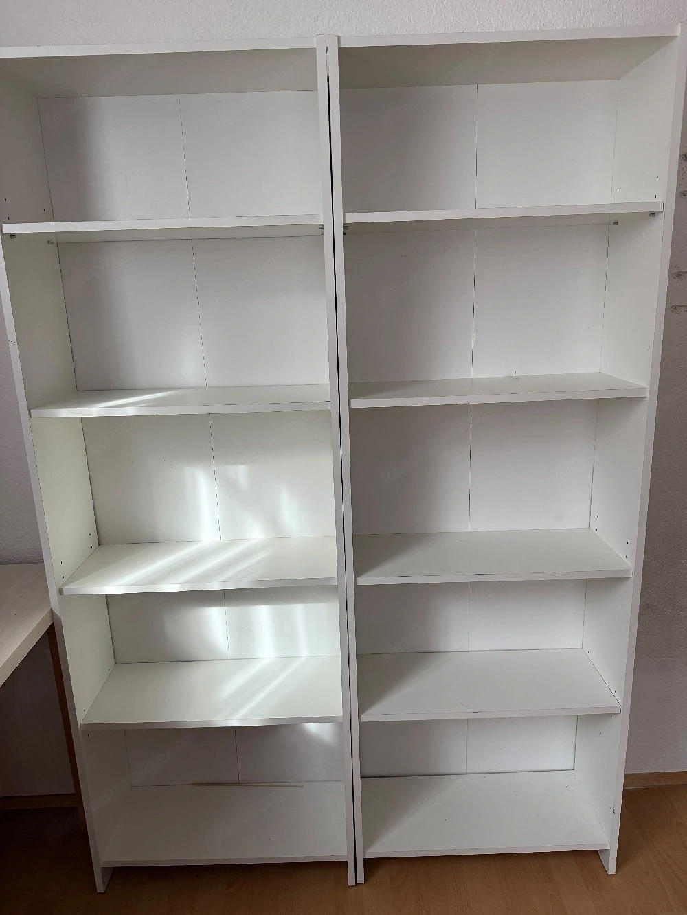 weißer Bücherregal