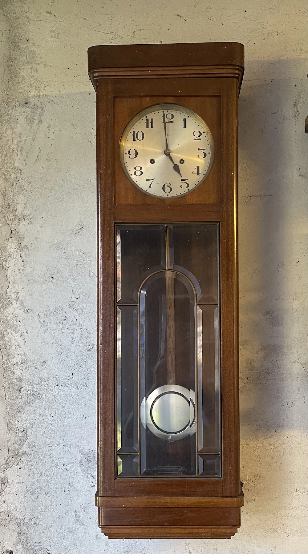 Alte Pendel Wanduhr im Holzgehäuse