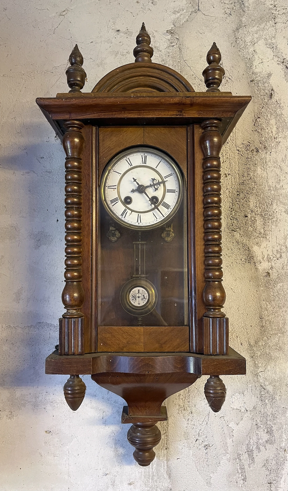 Alte mechanische Wanduhr mit Pendel