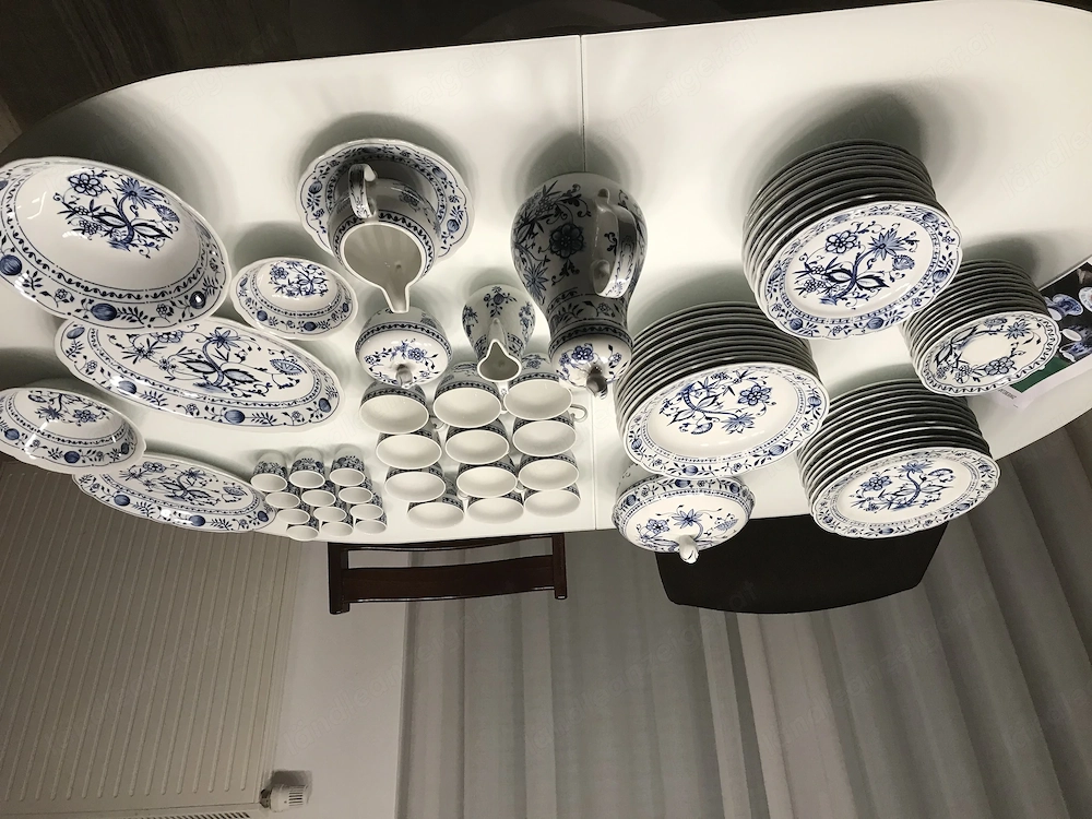 86 teiliges Geschirr mit Zwiebelmuster von Kahla