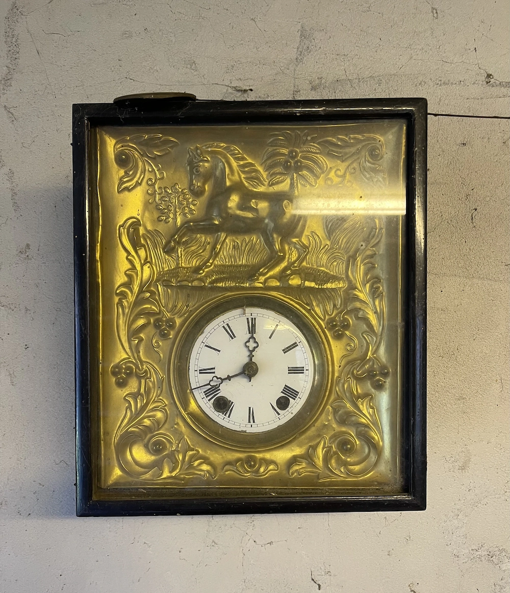 alte mechanische Wanduhr mit Pendel