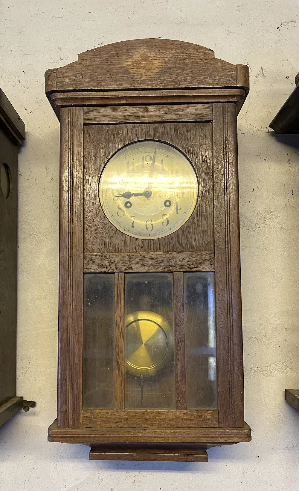alte mechanische Pendeluhr im Holzgehäuse