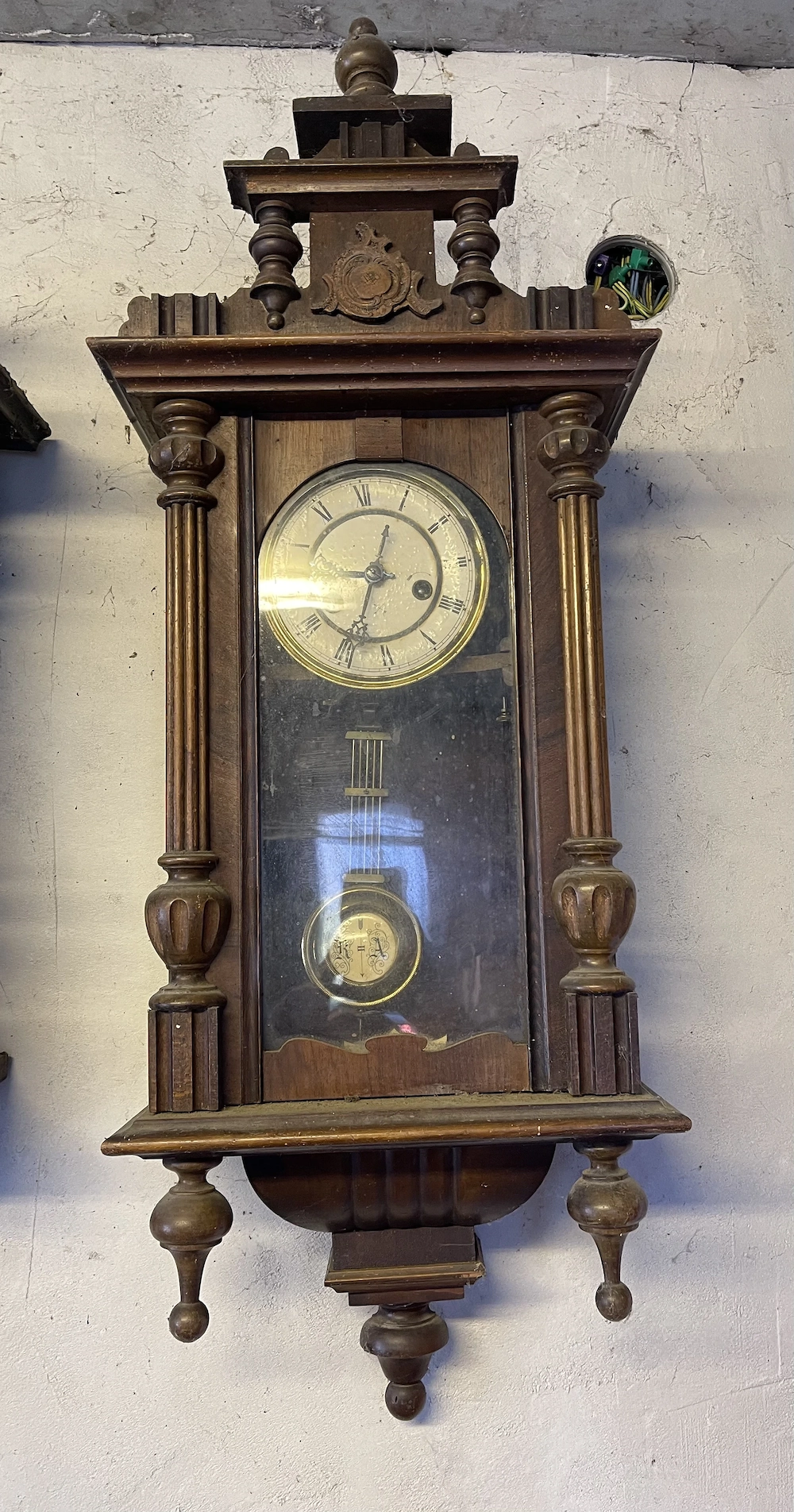 alte mechanische Pendeluhr mit Holzgehäuse 