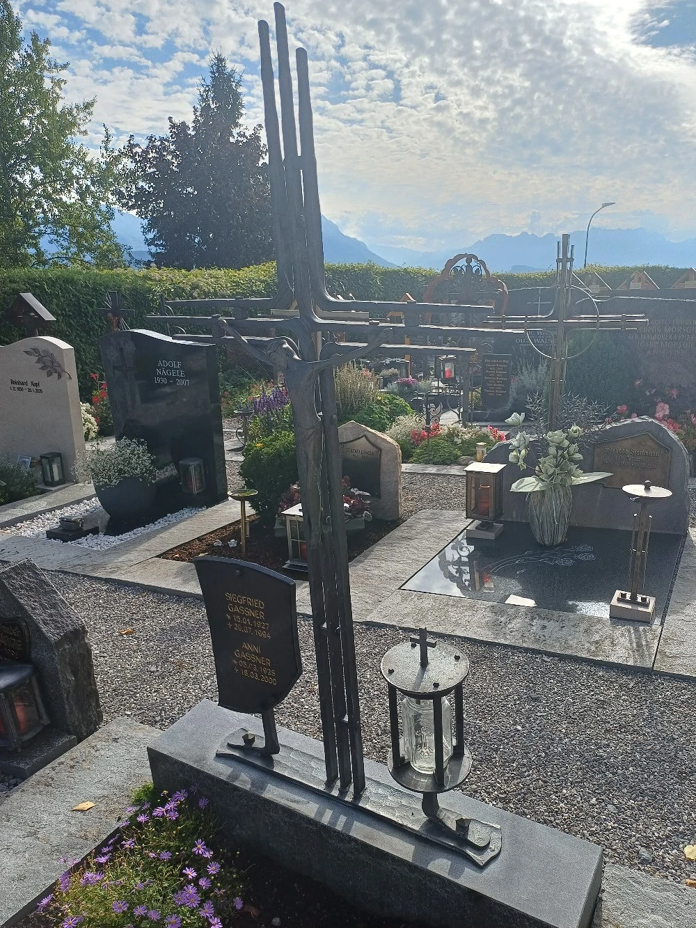 Hochwertig geschmiedetes Grabkreuz mit Sockel mit Grablichthalter und Weihwasserkessel
