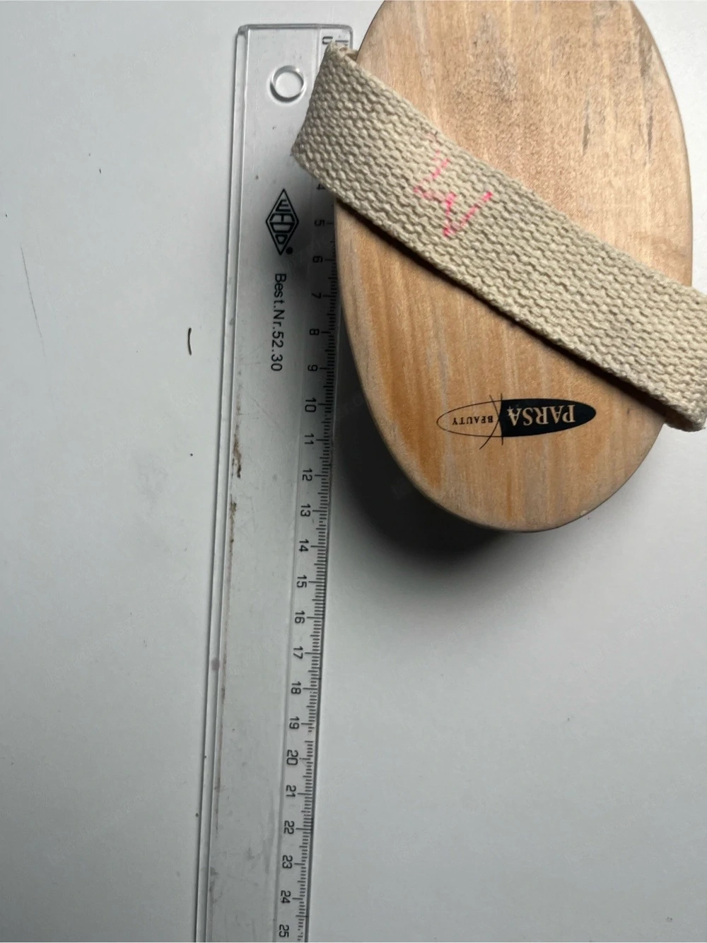 Massagebürste aus Holz mit Handschlaufe