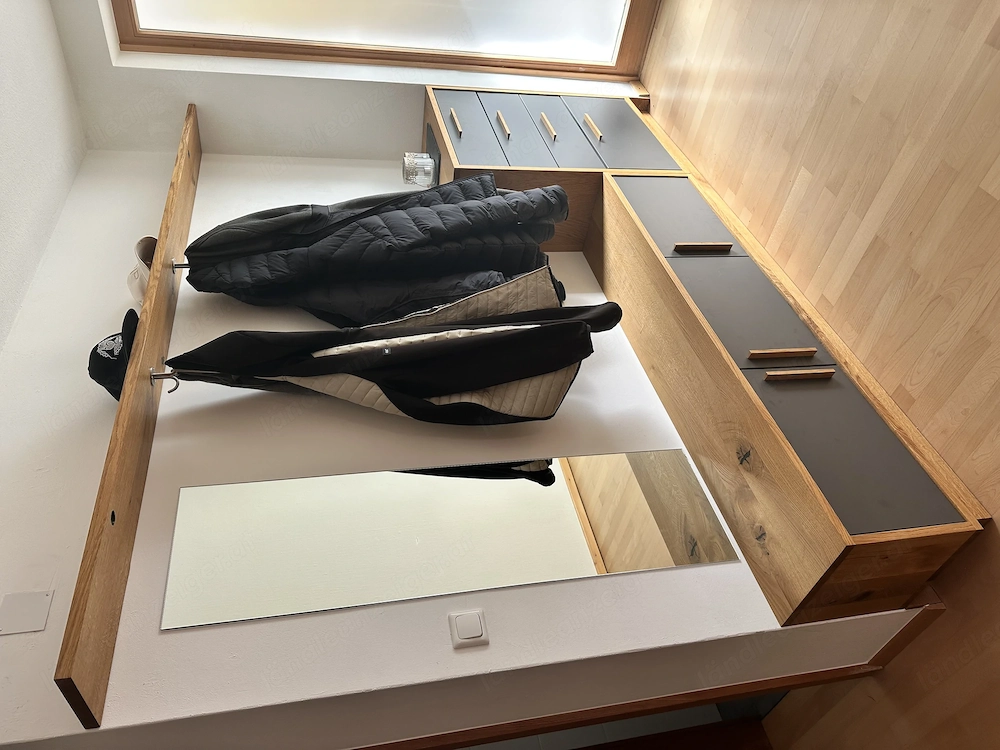Tischlergarderobe - wegen Umbau abzugeben