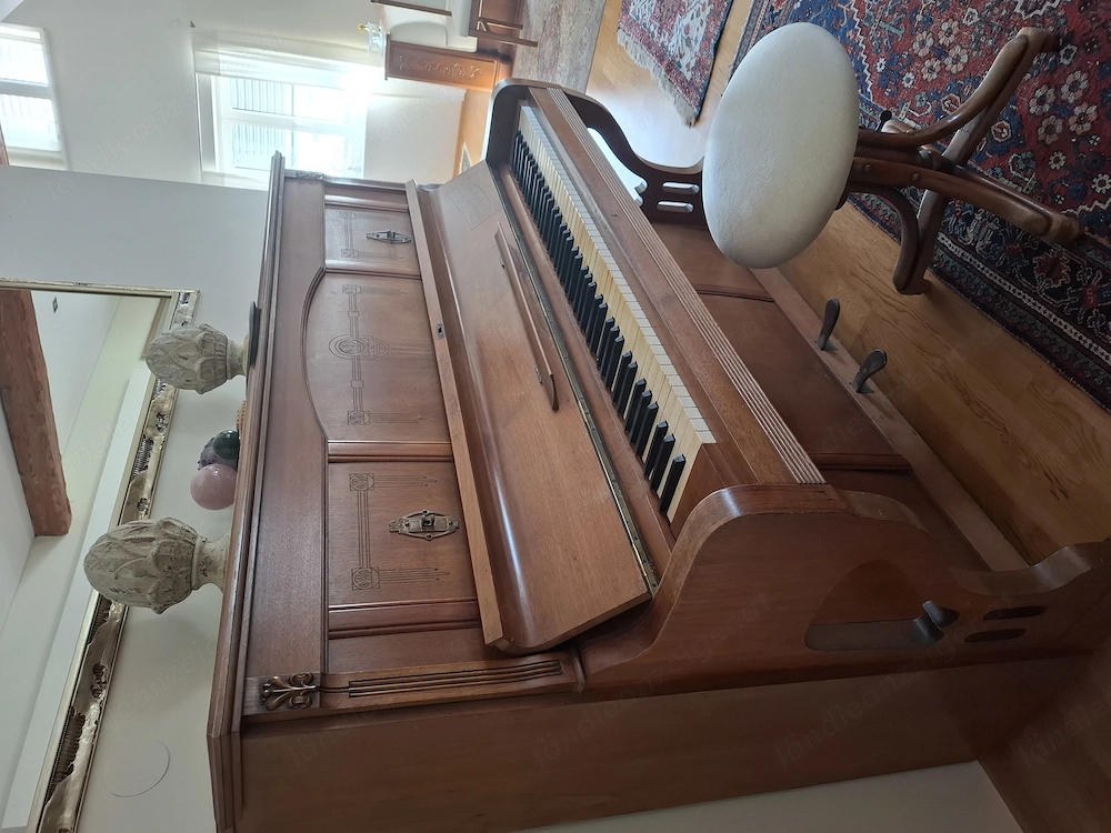 Holzklavier mit Stuhl zu verschenken