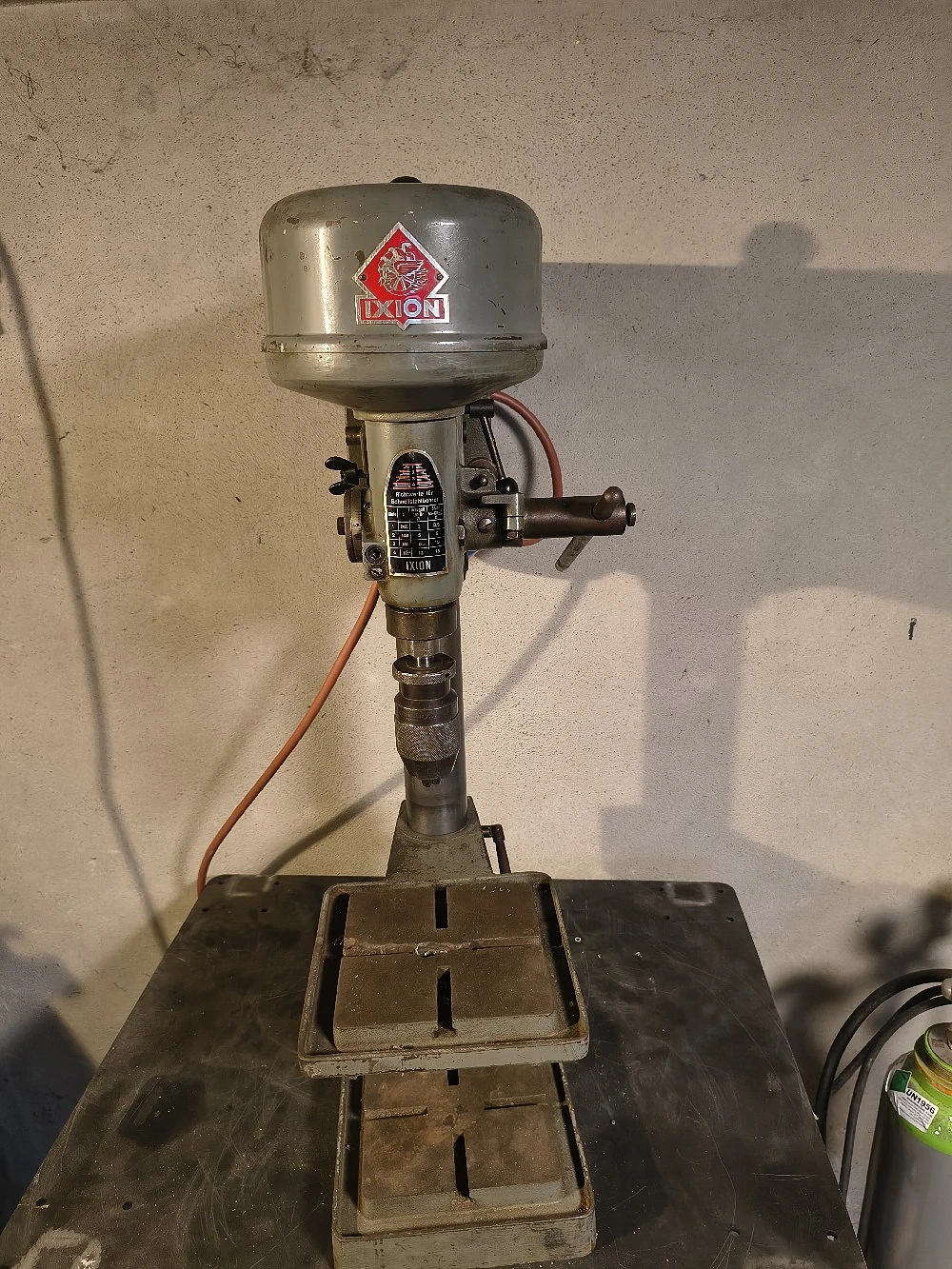 Tischbohrmaschine ixon inklusive Stahlstisch 