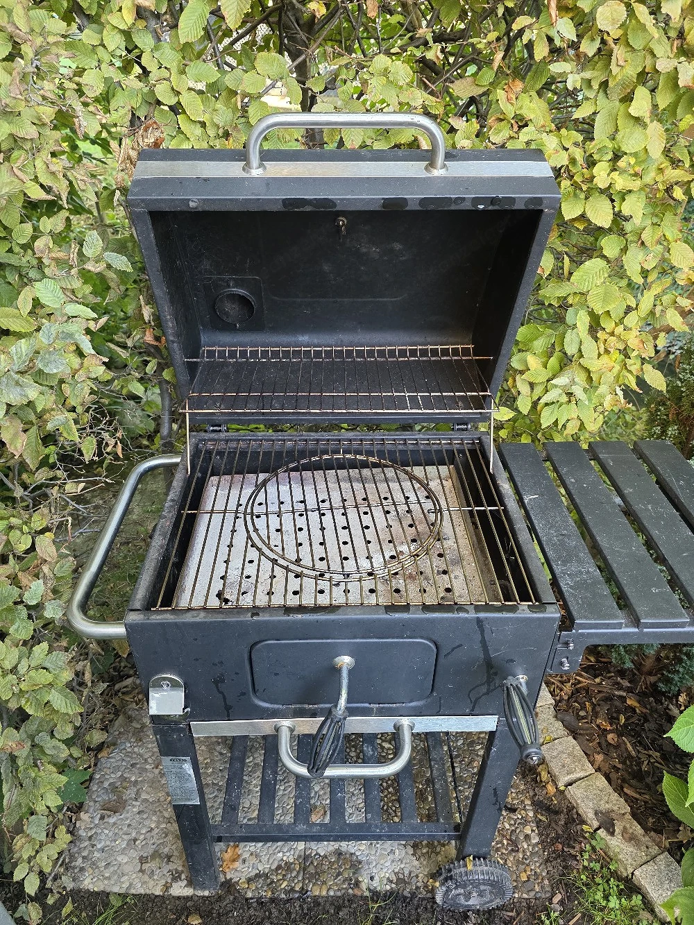 Holzkohlegrill